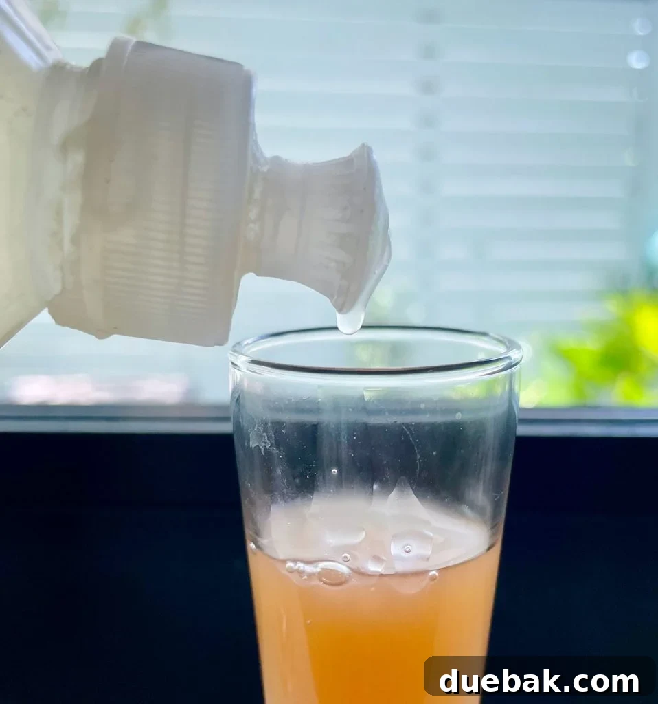 Elinizdeki Malzemelerle Meyve Sineklerine Son 9 Dripping Dish Soap Into Apple Cider Vinegar For DIY Fruit Fly Trap