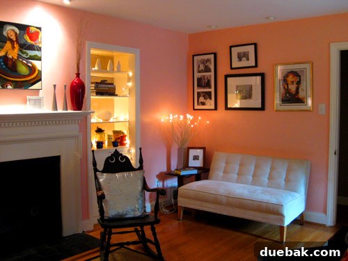 Stylish built-in nook in the living room featuring glittering wallpaper, a modern table lamp from Ikea, and decorative elements that enhance light and ambiance