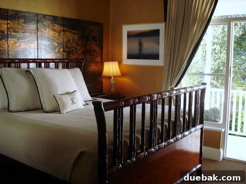 Sydney Architectural Marvel: A Home Unveiled 12 Master bedroom with chic Asian influences and tone-on-tone decor