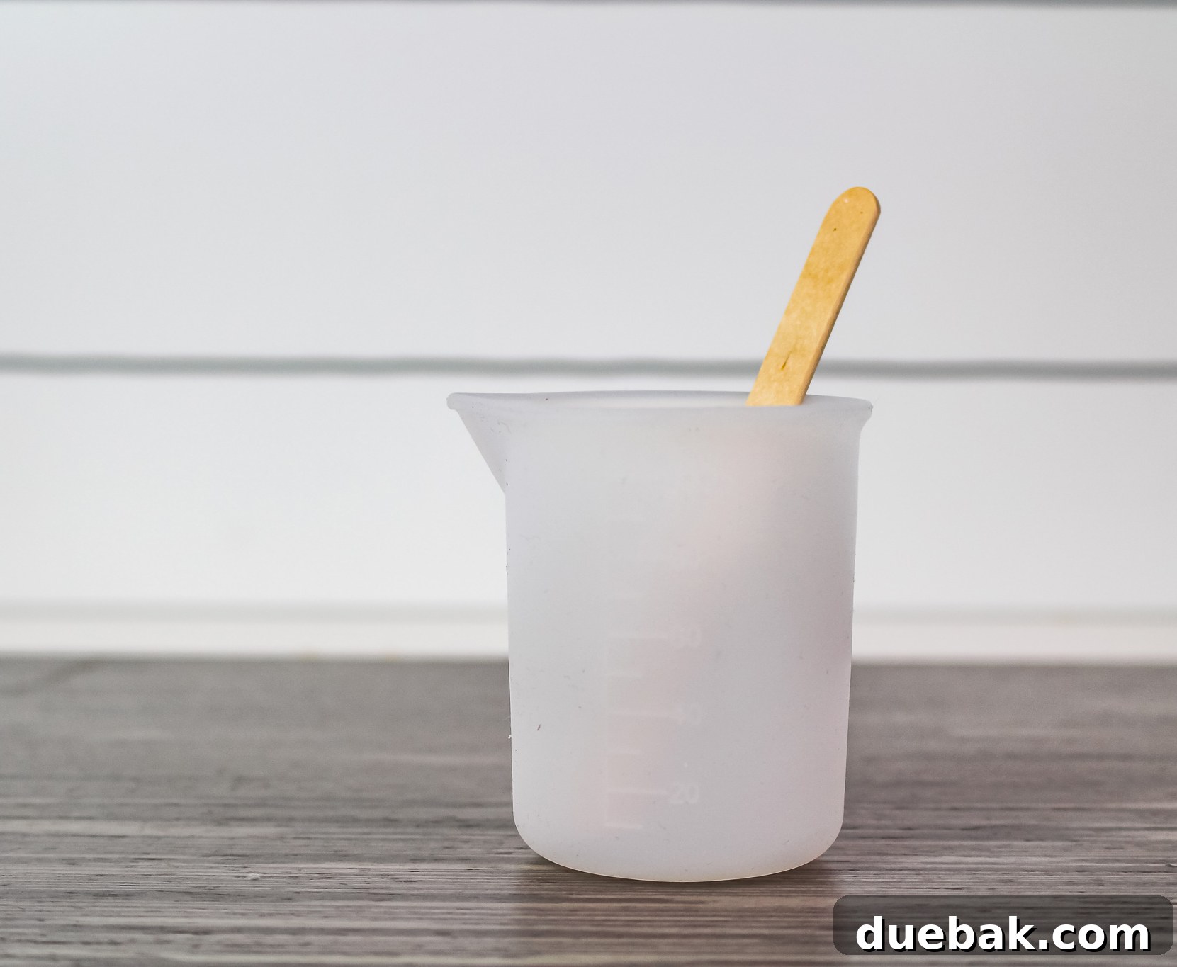 Mixing resin and hardener in a measuring cup
