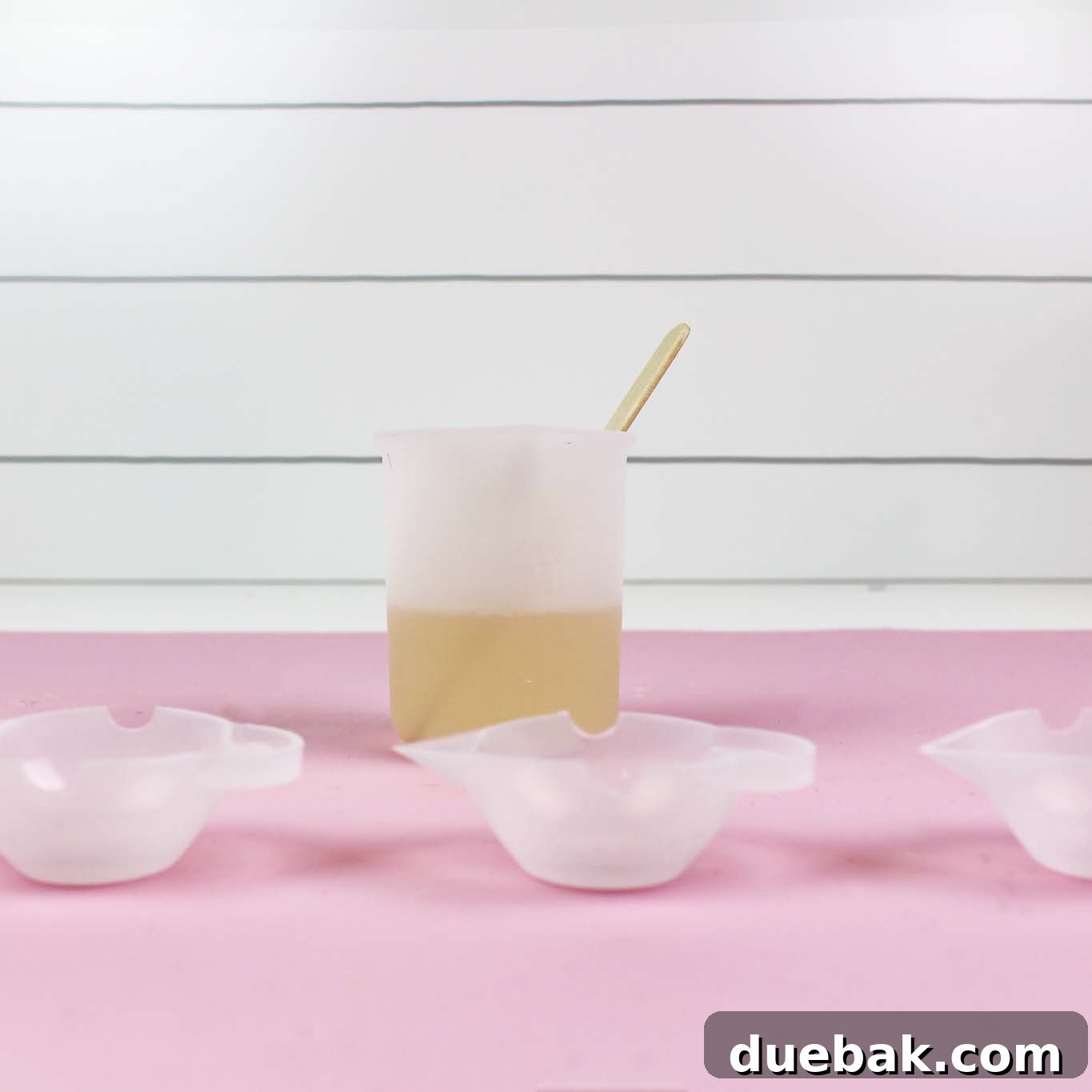Adding glitter to mixed resin