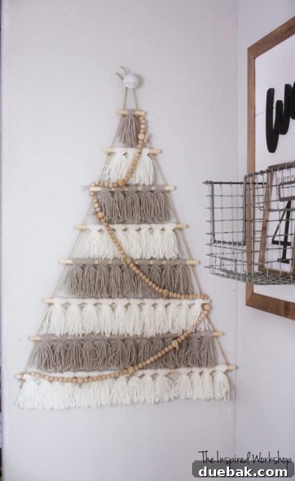 Alternative to a traditional Christmas tree: a wall tree made of yarn tassels, perfect for boho style.