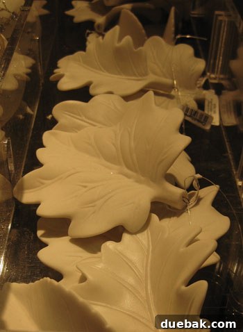Delicate ceramic leaf ornaments, a beautiful and versatile gift for home decor enthusiasts.