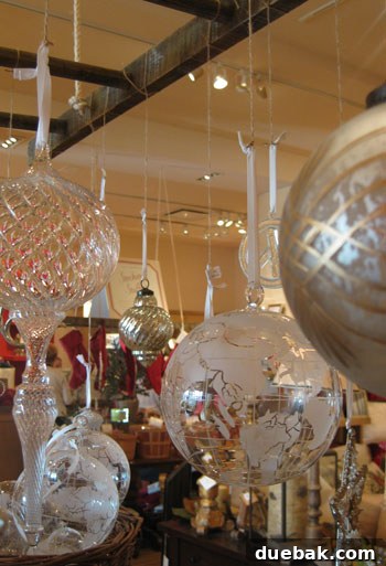 Elegant globe ornament for travelers and geography enthusiasts
