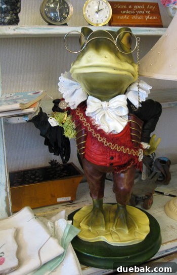 Frog butler figurine