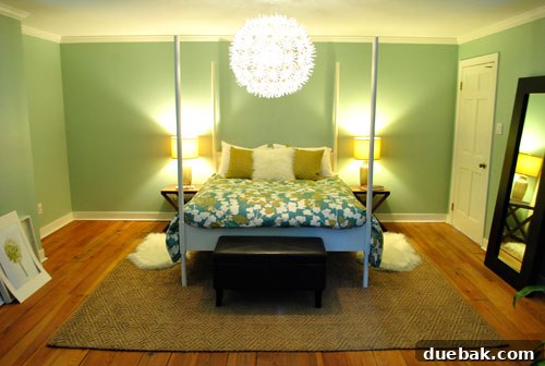 Bedroom with the new jute rug, featuring the bed and a small functional bench at its foot.