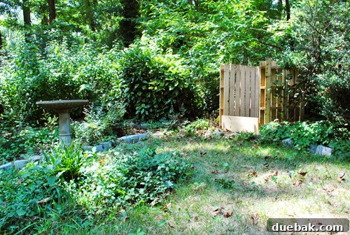 Turn Pallets Into Garden Gold 17 Finished pallet compost bin in the garden