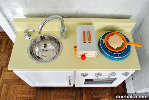 Overview of the completed homemade play kitchen