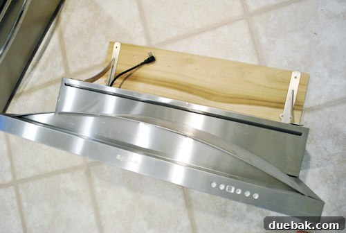 Wood mounting panels and metal brackets for range hood