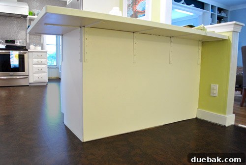 Peninsula area without baseboard or shoe molding