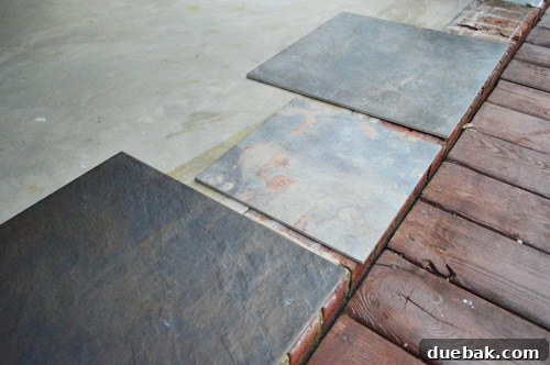 Beton Zemin İçin Boya mı Fayans mı? 10 Three sample tiles laid out for comparison in the sunroom, showing their appearance in natural light